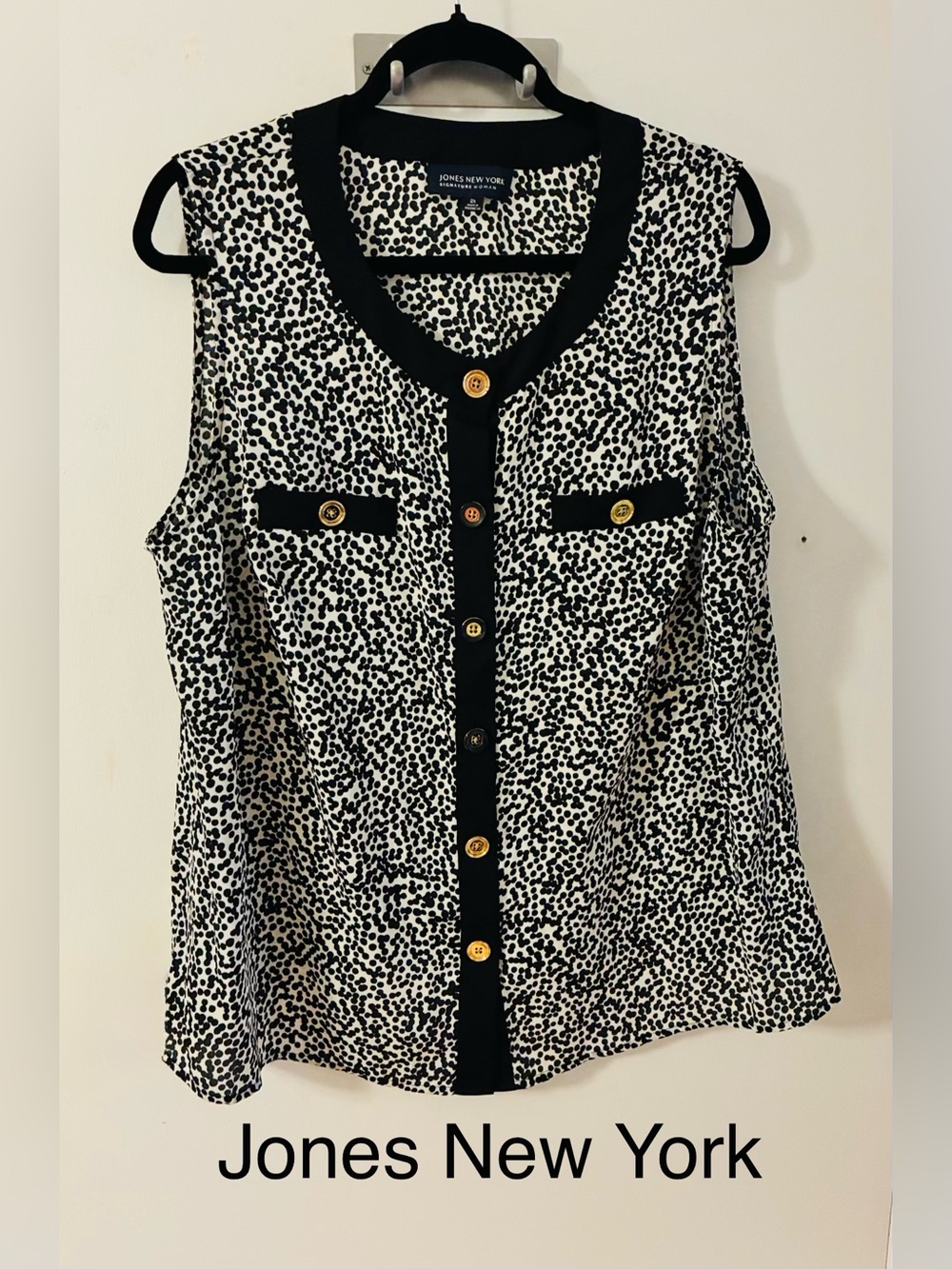 270 Jones New York Black & White Sleeveless Button-Front Top